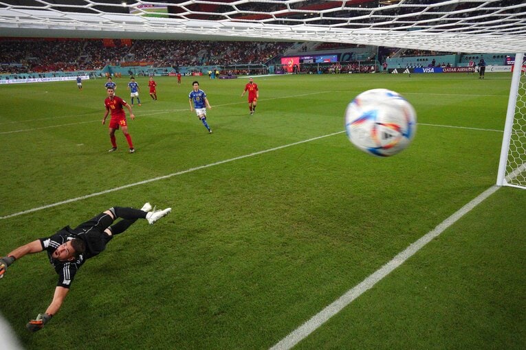 堂安のシュートはGKウナイ・シモンの両手を弾いて、ゴールへ吸い込まれていった　©Getty Images