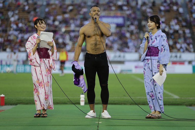 2018年、古巣・京都のホームゲームのイベントに招かれたハウバート・ダン。ファンとふれあい、トークショーでは自慢の肉体を披露　©︎J.LEAGUE