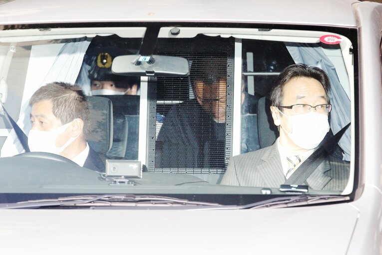 2016年2月、覚醒剤取締法違反で逮捕され車中でうなだれる清原和博 ©︎BUNGEISHUNJU