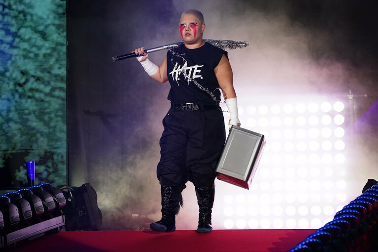 有刺鉄線を体に巻き付け、一斗缶と有刺鉄線バットを手に反則裁定なしの試合に入場する刀羅ナツコ。2024年12月29日、両国国技館　©Essei Hara