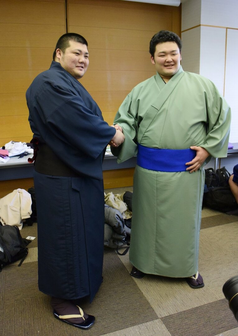 2016年3月、新弟子検査を終えた近大出身の石橋広暉（朝乃山、写真右）　©JIJI PRESS