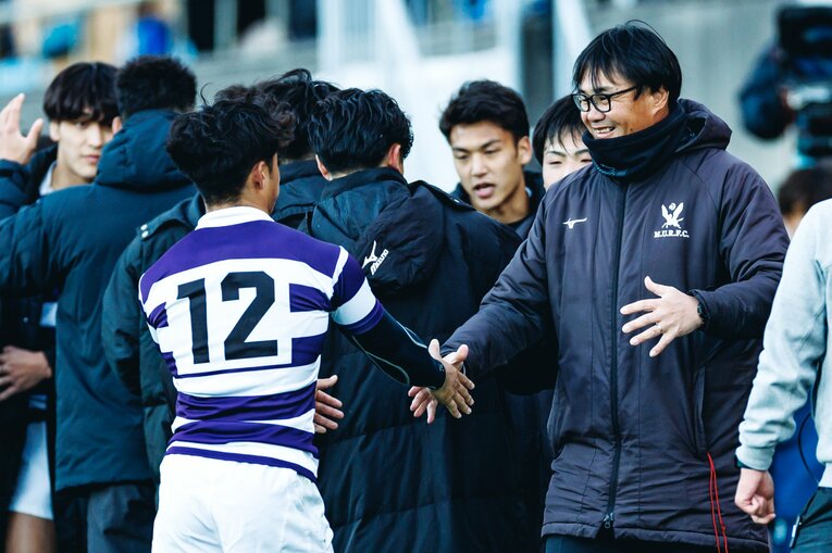 東海大を50−17で下した試合後、CTB伊藤と握手する神鳥監督　©Kiichi Matsumoto