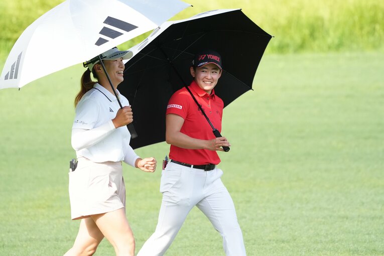 岩井明愛（左）と談笑する渋野日向子　©︎Shizuka Minami