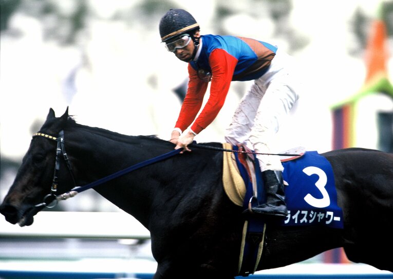 1995年の天皇賞・春を制したライスシャワーと鞍上の的場均　©Keiji Ishikawa