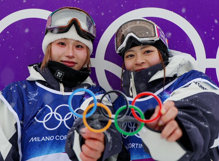 笑顔で撮影に応じるフリースタイルスキー女子の近藤心音（左）と古賀結那（4日撮影）　©JIJI PRESS