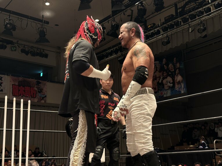 スワイプすると「エル・デスペラードvs葛西純」など激闘写真をご覧になれます　©Norihiro Hashimoto