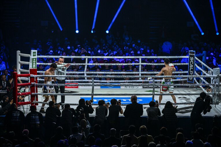 中谷潤人vs.ダビド・クエジャル、衝撃KOの連続写真（6枚目／全8枚） ©Takuya Sugiyama