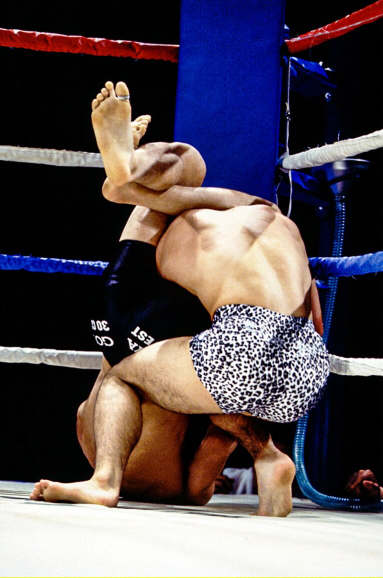 下から腕ひしぎ三角固めを狙う大石　©Susumu Nagao