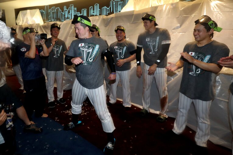 シャンパンファイトでの牧ダンス（2／2枚）　©Getty Images