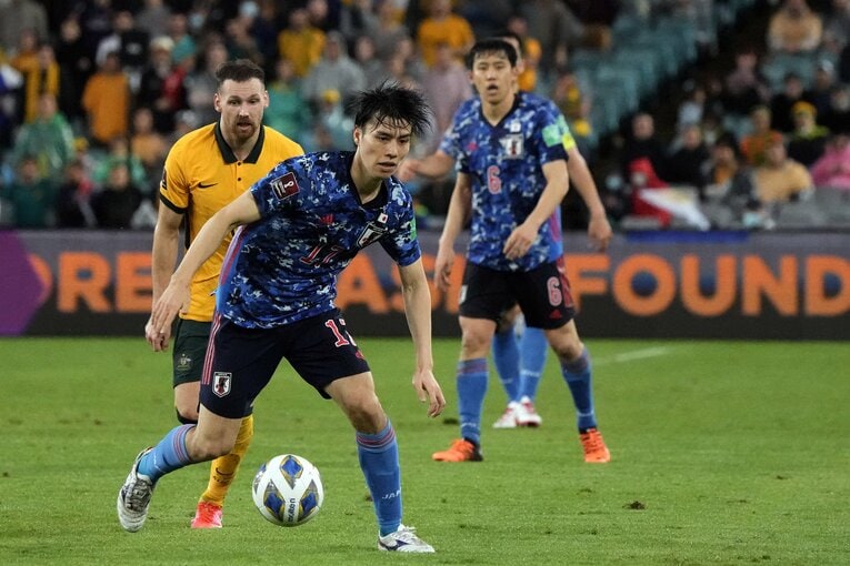 守田英正と共にインサイドハーフとしてスタメンに定着している田中碧　©Getty Images