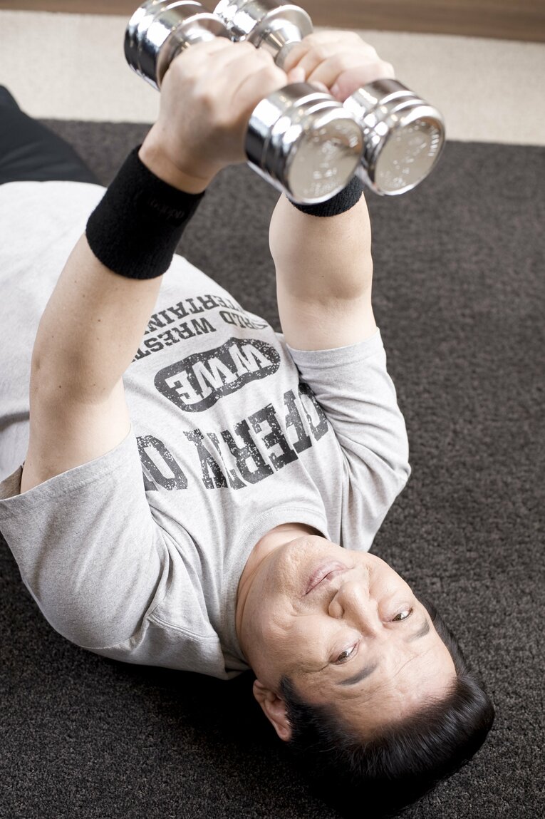 TVキャスターの草野仁さん。並外れた運動センスは数々の伝説を残しているが、78歳になった現在も毎日のトレーニングを欠かさず行っているという　©Miki Fukano