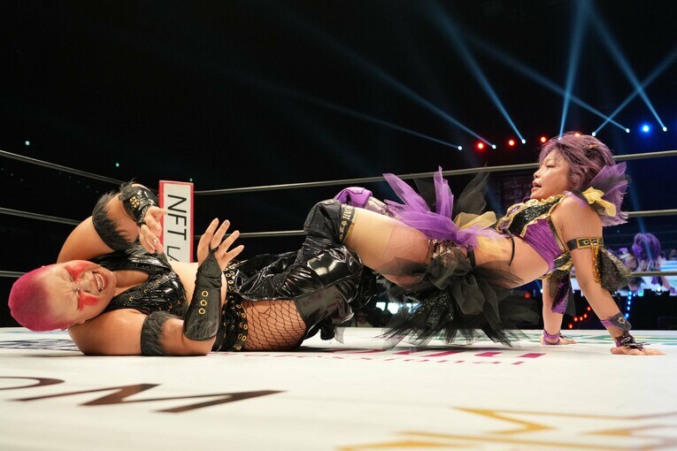 中野たむの足4の字固め　©Essei Hara