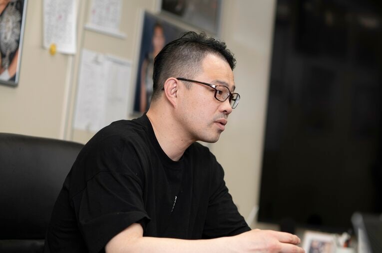 取材に応じる小堀佑介。独特のユーモアは健在だった　©Tadashi Hosoda