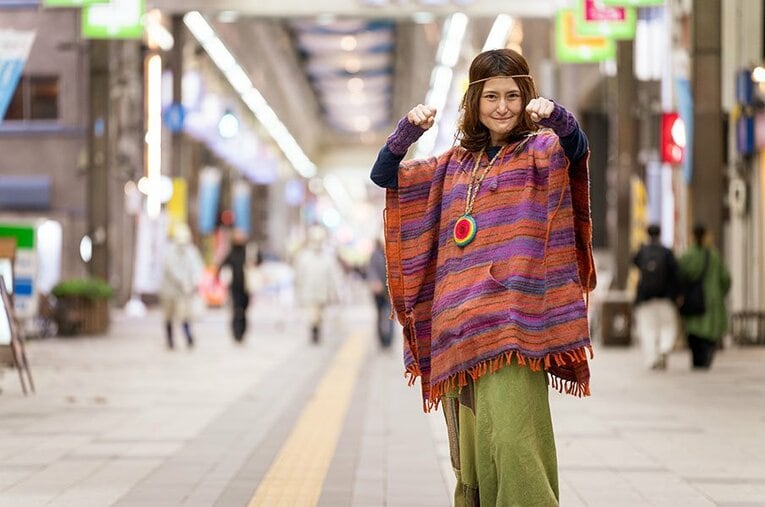 大食い番組から『水曜日のダウンタウン』などのバラエティでも活躍するアンジェラ佐藤 ／ photograph by Shiro Miyake