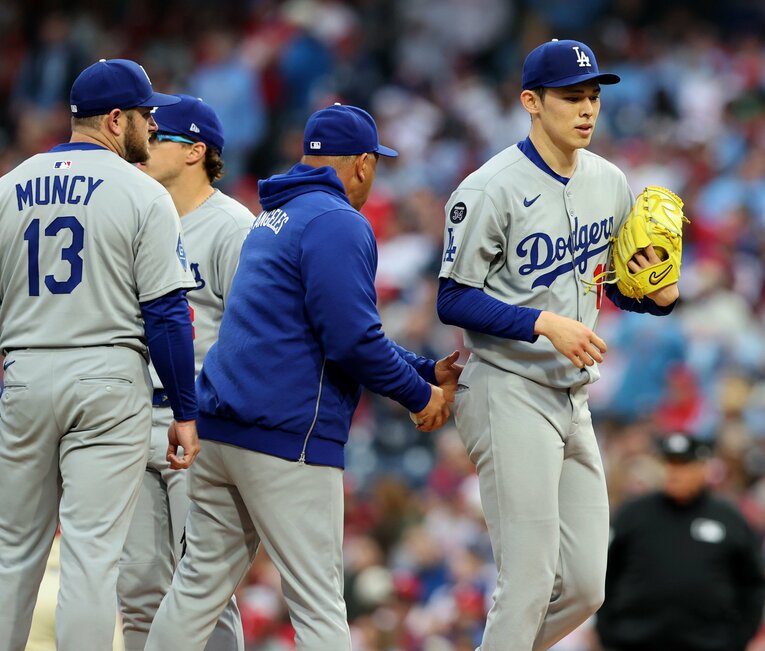 1週間後の4月5日、降板時はロバーツ監督にしっかりボールを渡した　©JIJI PRESS