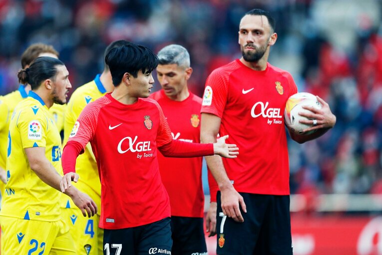 「クボはファウル覚悟で止めなければ」 残留争いで久保建英が大仕事…辛口のタクシー運転手もニコリ〈カメラマン現地取材〉(34)