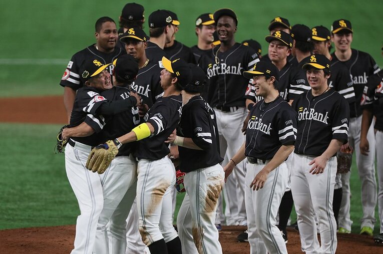 2019年の日本シリーズ、ホークスはジャイアンツを4連勝で一蹴し、3年連続の日本一を決めた。 ／ photograph by Naoya Sanuki＆Hideki Sugiyama