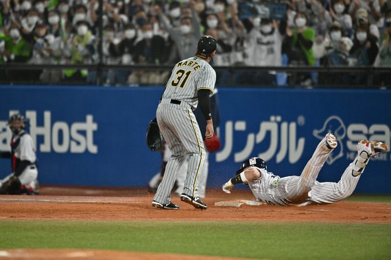 村上の一塁ヘッドスライディングで悪送球を誘い、内野安打に　©︎Hideki Sugiyama