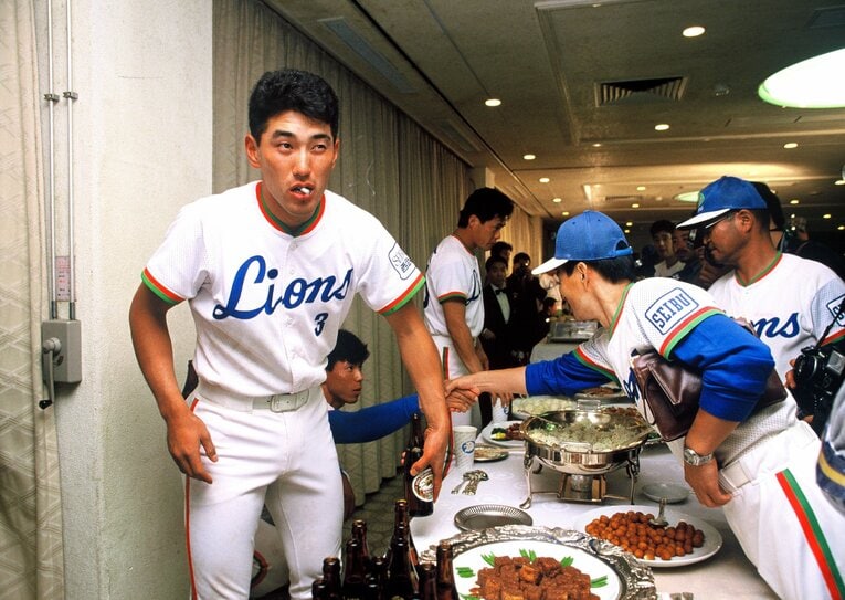 1988年、中日との日本シリーズを制した西武。ビールかけでの清原（当時21歳）　©BUNGEISHUNJU