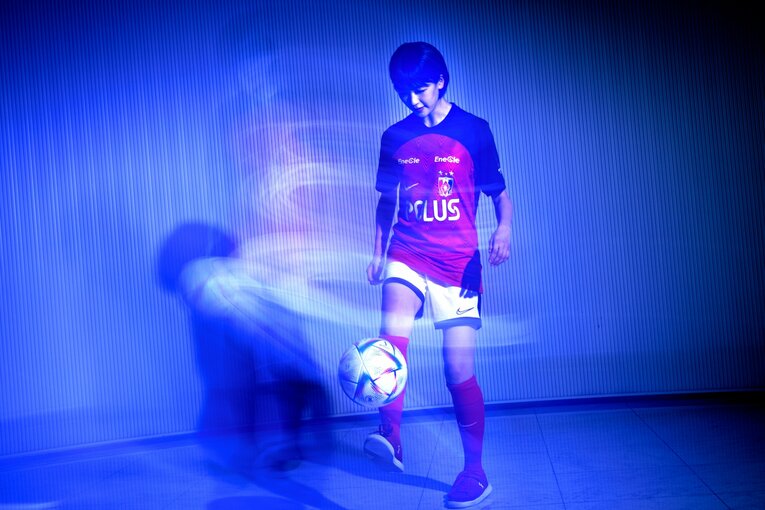 眞嶋さんの「ウマすぎリフティング」連続写真　©Kiichi Matsumoto