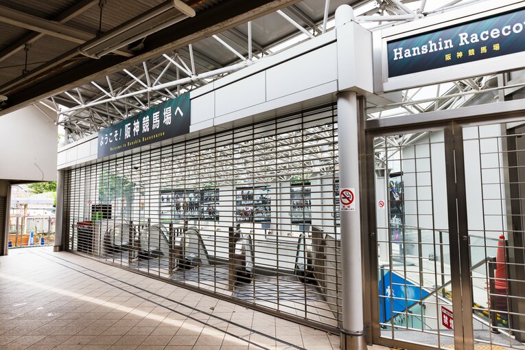 阪神競馬場への地下通路。平日のため封鎖されている