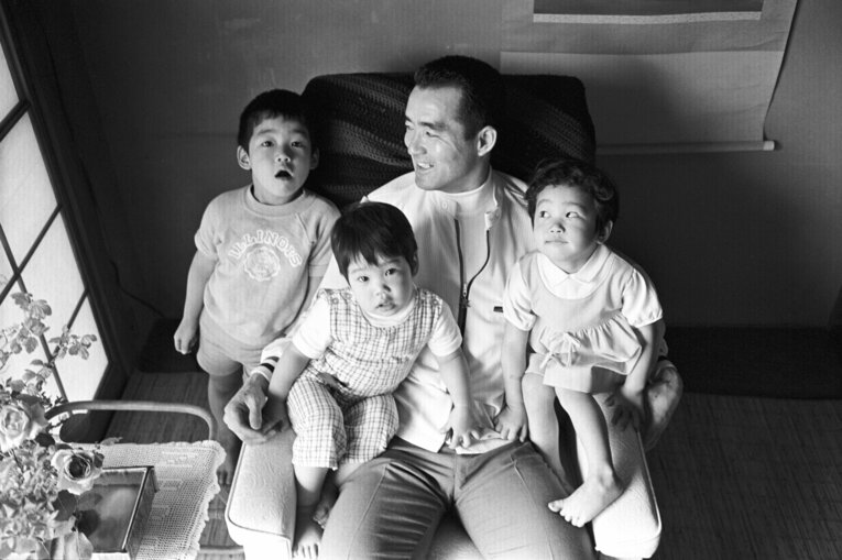 田園調布の実家での貴重な1枚。写真左端が長男・一茂　©BUNGEISHUNJU