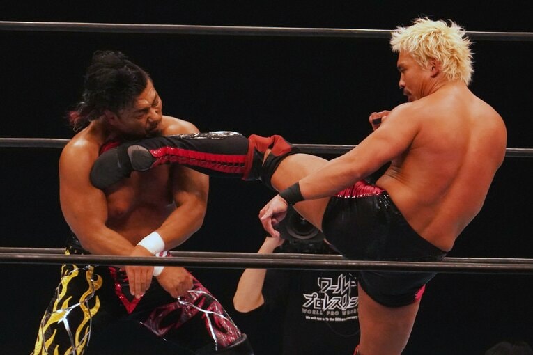 鷹木信悟に強烈なハイキックを入れる中嶋勝彦