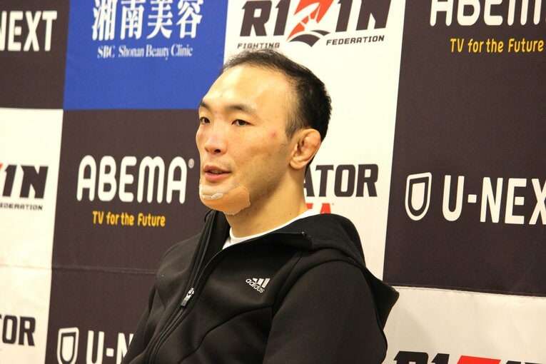 キム・スーチョルはアゴに大きな絆創膏を貼ってインタビュースペースに登場した　©Number Web