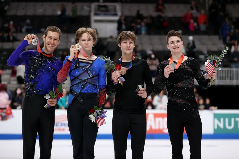 全米選手権の表彰式。1位のマリニンは18歳、3位のトルガシェフは21歳　©Getty Images