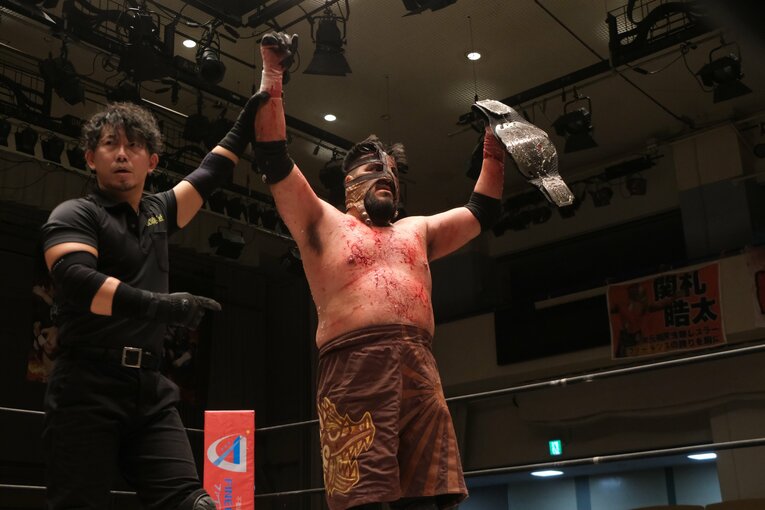 蛍光灯で殴り合い、大流血して…メキシコ人デスマッチファイター「もっと日本にいたい」ビオレント・ジャックの切実な思い「外国人がって…でも、ここがオレの家」(58)