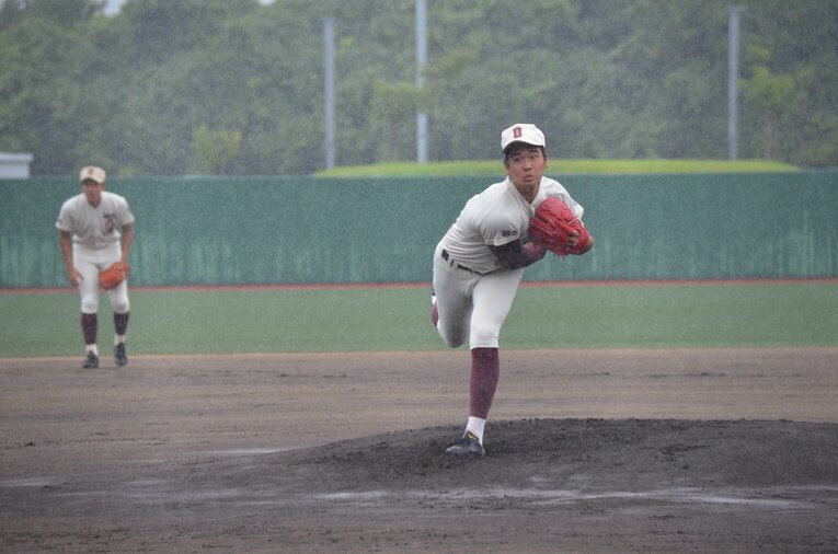 雨の中でも力投する山下舜平大　©︎Yasuko Maeda