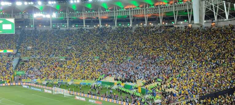 2023年のW杯南米予選、ブラジルvsアルゼンチンで乱闘が始まる直前。黄色のブラジルサポと水色のアルゼンチンサポの間に境界がなく、そのことが乱闘を引き起こす要因となった　©Hiroaki Sawada