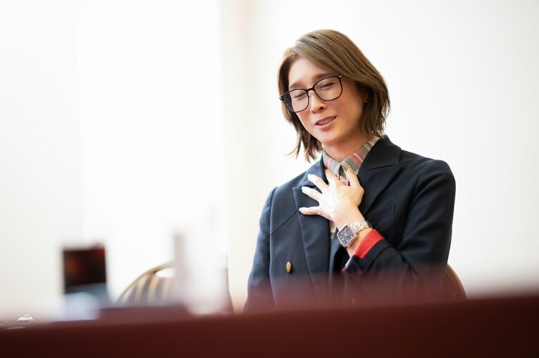 インタビューに答える益子直美さん