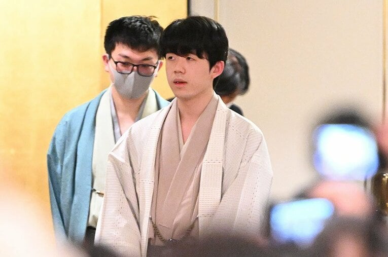 王座戦第4局を戦い終え、大盤解説会の会場に姿を現した藤井聡太竜王・名人と永瀬拓矢前王座 ／ photograph by Keiji Ishikawa