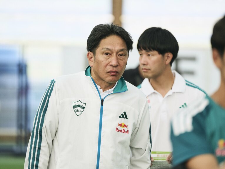 大会後には厳しい表情も見せた青学大の原監督　©Yuki Suenaga