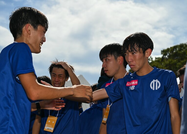 1秒差で予選会の通過を決め、涙を流す順大の選手たち　©Nanae Suzuki