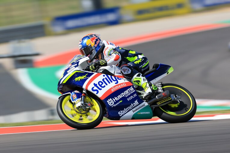 佐々木歩夢　photograph by Satoshi Endo