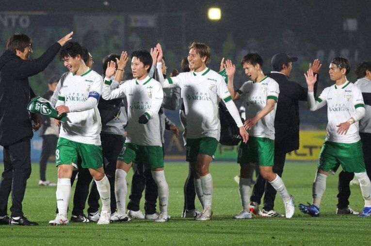 4月3日、第6節の湘南ベルマーレ戦で2008年10月18日以来となる“J1での勝利”をあげた東京ヴェルディ。選手の表情にも安堵と充実感がにじむ ／ photograph by JIJI PRESS