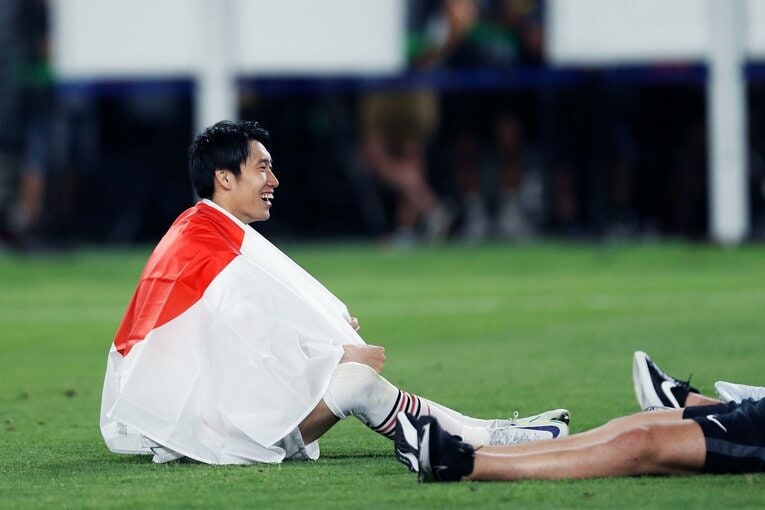 鎌田大地の号泣と“日の丸スパイク”に思い出す4年前の「カタールW杯には絶対出たいですよ」 長谷部誠とのEL優勝写真に“秘められた熱量”とは(41)