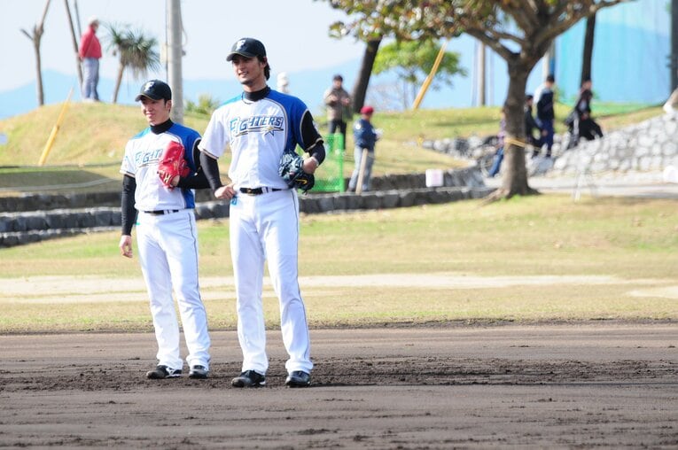 名護キャンプでダルビッシュ有（右）と　©Miki Fukano