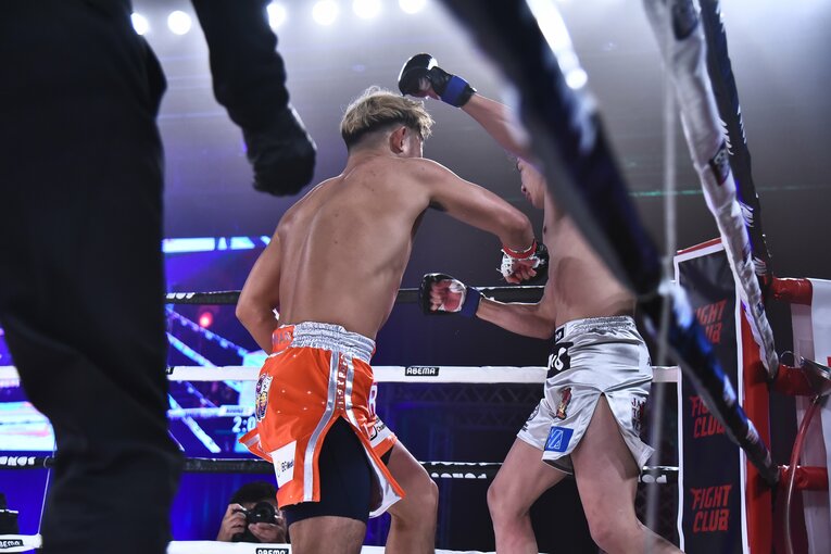 YA-MANの右ストレートが朝倉未来のアゴを打ち抜いた瞬間　©RISE CREATION