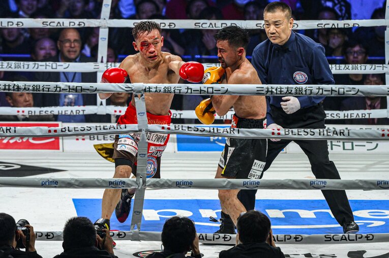 堤聖也vs.比嘉大吾。2月24日、有明アリーナ　©Takuya Sugiyama