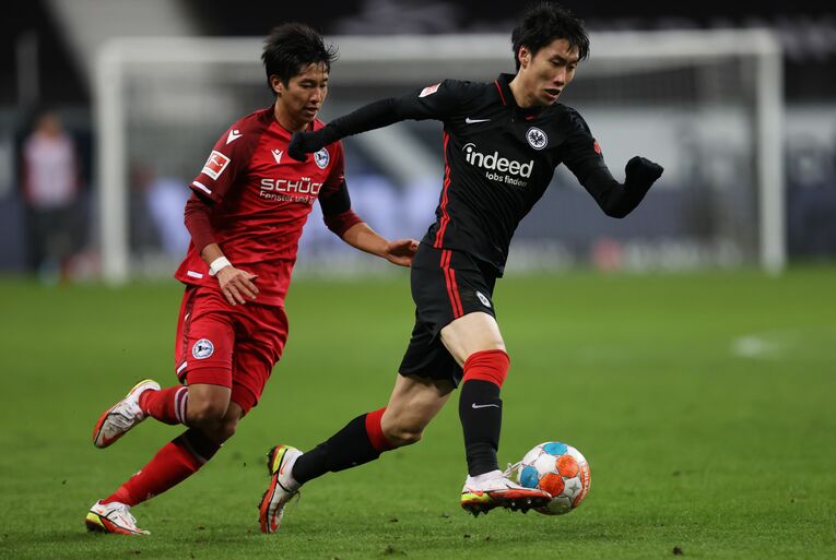 今季のブンデスリーガで7得点をあげているビーレフェルトの奥川雅也（左）と、同2得点のフランクフルトの鎌田大地はともに招集外となった　©Getty Images