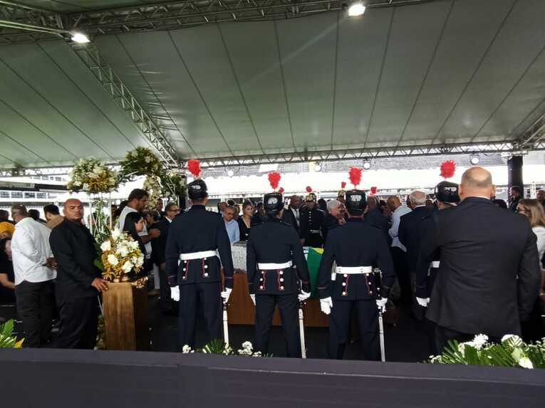 衛兵の向こうにペレの棺があるのだが、邪魔になって非常に見づらい ©Hiroaki Sawada