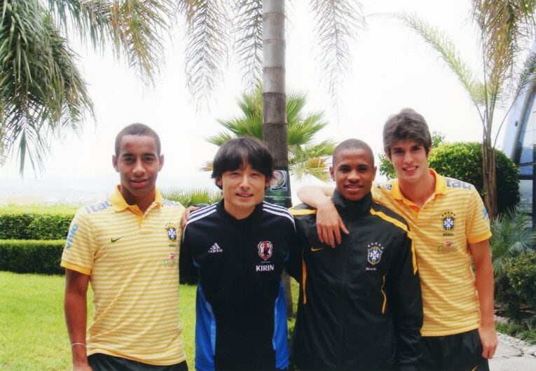 2011年U-17W杯ではブラジル代表と対戦。当時のメンバーにはアデミウソン（左、元ガンバ大阪など）やチェルシーに所属したルーカス・ピアソン（右）らがいた（写真：本人提供）