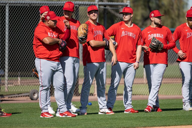 ベネズエラのホセ・スアレス投手とじゃれあう大谷　©Nanae Suzuki