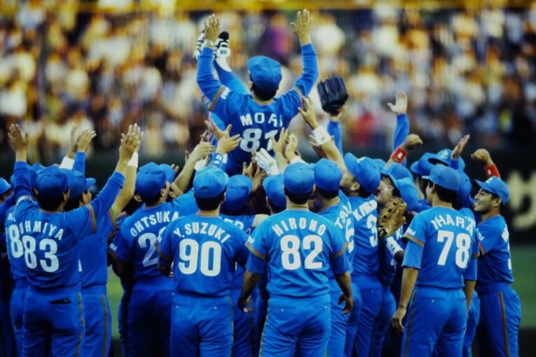 1994年、近鉄は目の前で西武の胴上げを許すことに　©Bungeishunju