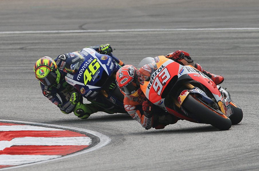 ロッシとマルケス、両王者の報復戦。マレーシアGPが史上最低のレースに。<Number Web> photograph by Satoshi Endo