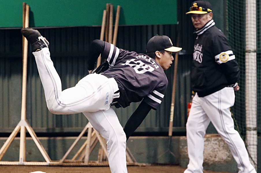 柱の陰からは工藤監督の視線が。キャンプで目を引く5人の育成選手。<Number Web> photograph by Kyodo News