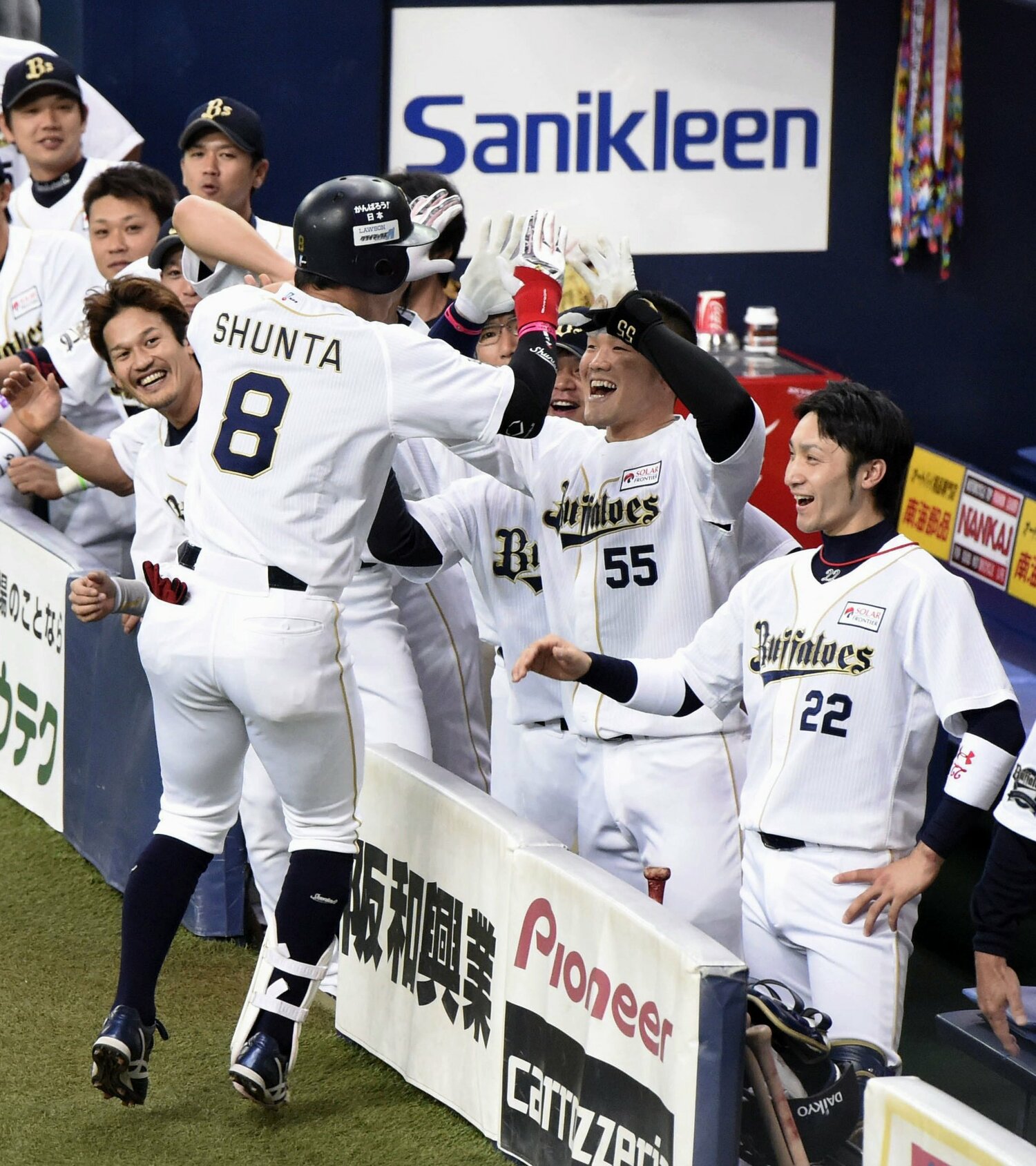 2014年CS日本ハム戦で先頭打者ホームランを放った駿太を迎えるT-岡田ら ©KYODO